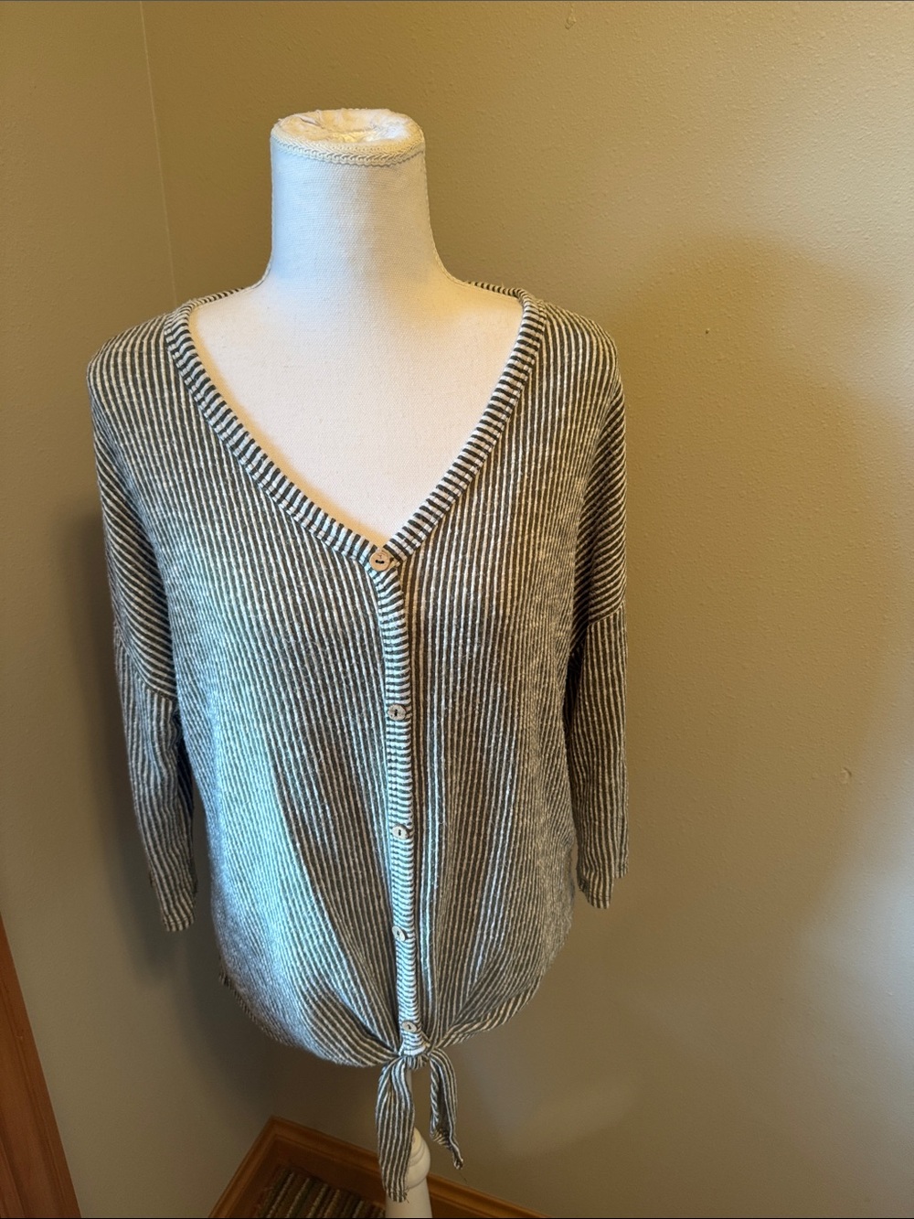 Women’s Gyft Striped V-Neck Tie-Hem Women's Blouse - Green/Cream Sz Medium